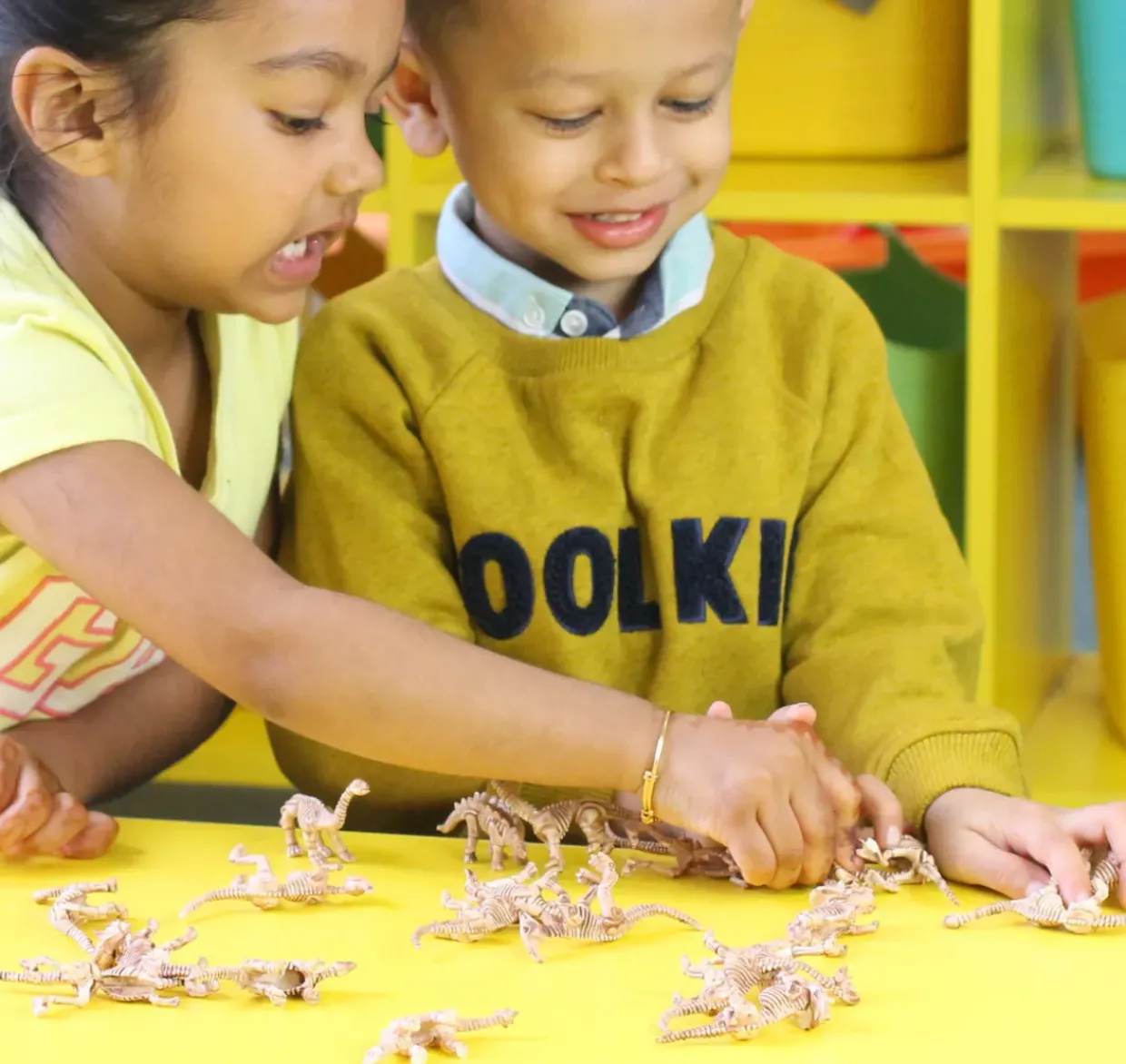 Small World Dinosaur Skeletons Set - 204pcs