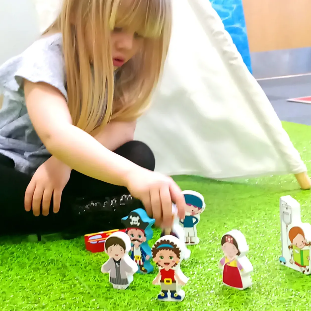 Small World Pirates & Knights Wooden Figures - 18pcs